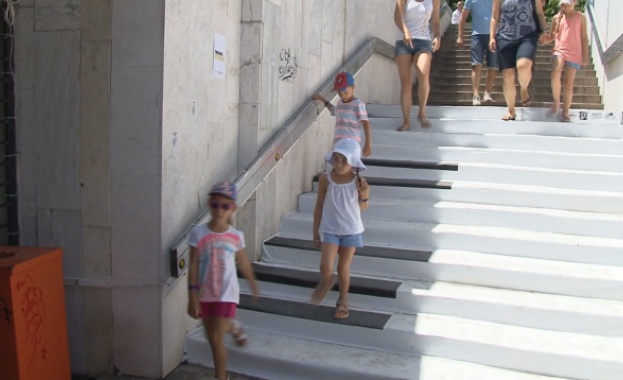 Стълбите на централен подлез във Варна се превърнаха в гигантско