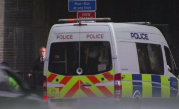 Метростанция Черинг крос в Лондон беше евакуирана след като мъж