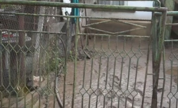 Наводнени къщи дворове и улици в монтанското село Ерден Бурята