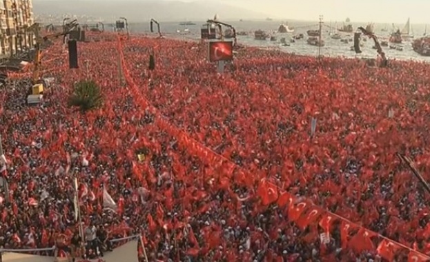 В навечерието на извънредните президентски и парламентарни избори в Турция
