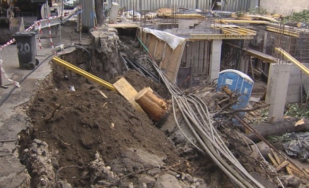 Една жена е била евакуирана от дома си след като