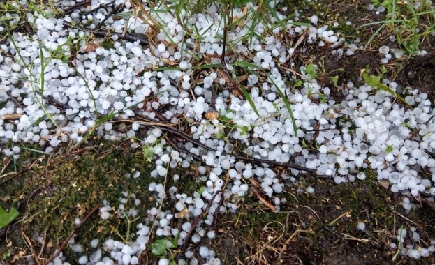 Буря с гръмотевици вятър и градушка се изви над Костинброд