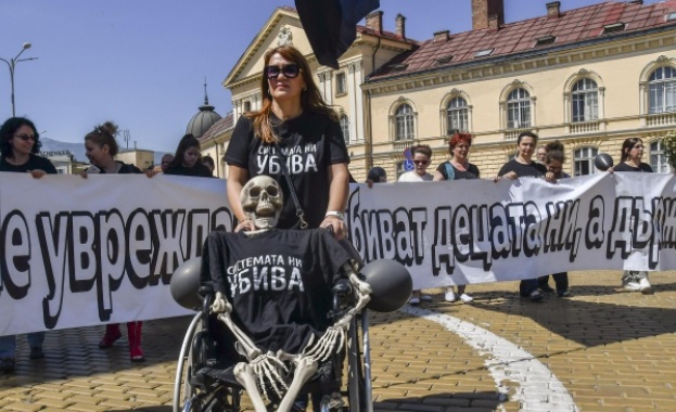 Протестиращите майки на деца с увреждания ще търсят правата си