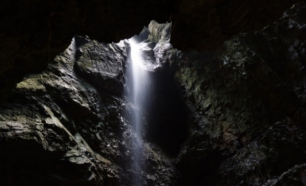 Футболен отбор от 11 души и треньор изчезнаха в пещерата