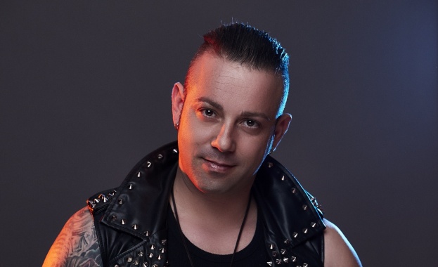 Аз съм просто човек е втори сингъл на Plamen De