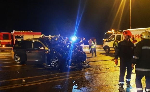 КРОССЛек автомобил се сблъсна в камион миещ Околовръстното шосе в