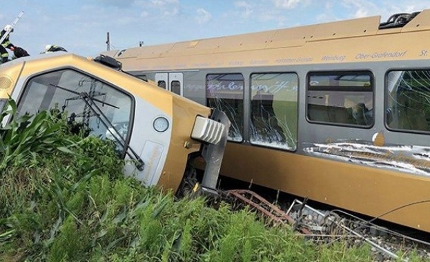 Трима души бяха тежко ранени а два вагона се обърнаха