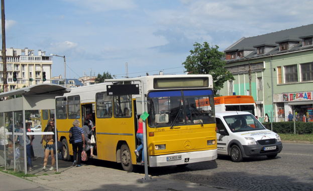 През месеците юли и август автобусите по линия 63 ще