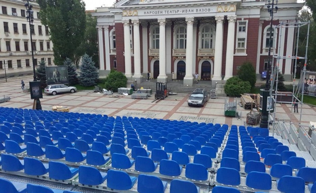 Пространството пред Народния театър Иван Вазов отново се превръща във