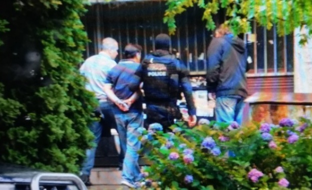 Втори ден продължават разпитите и претърсванията в Ботевград след като