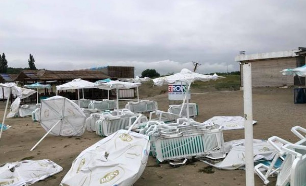 Силна буря е нанесла поражения на плажа в Крайморие снощи