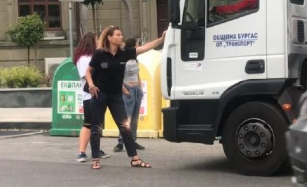 Дама застана пред паяк на паркинга зад бургаския храм Св