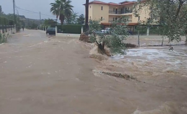 Тежка остава обстановката и в съседна Гърция където циклонът Нефели