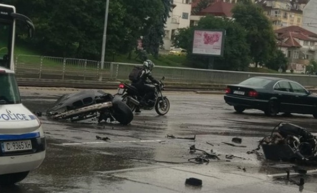 Лека кола се удари в стълба на столичния бул България