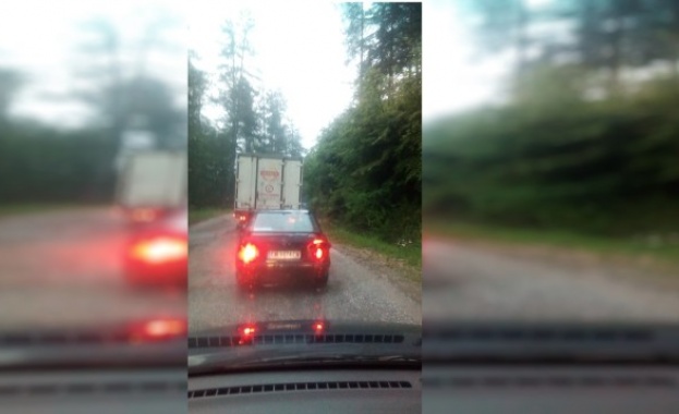 Продължаващите проливни валежи активизираха свличища по пътища в Смолянско съобщи