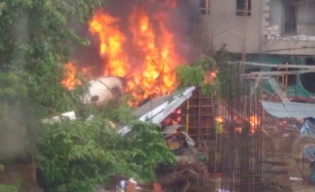 Малък чартърен самолет се разби в квартал в Мумбай предадоха