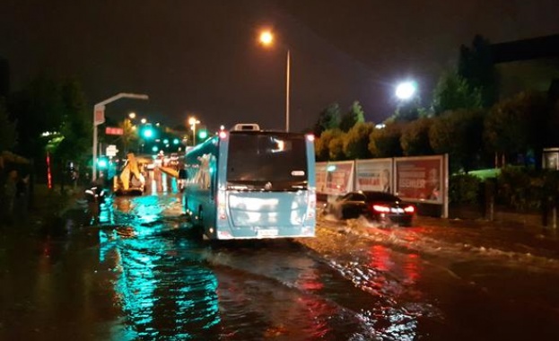 Проливен дъжд наводни Истанбул преди полунощ. Улиците на турския мегаполис