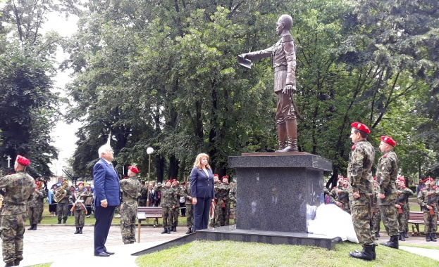 Както нашите учители и родители са ни възпитали в почит