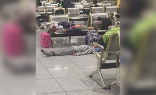 Над 160 пътници стояха блокирани цяла нощ на летище Варна.