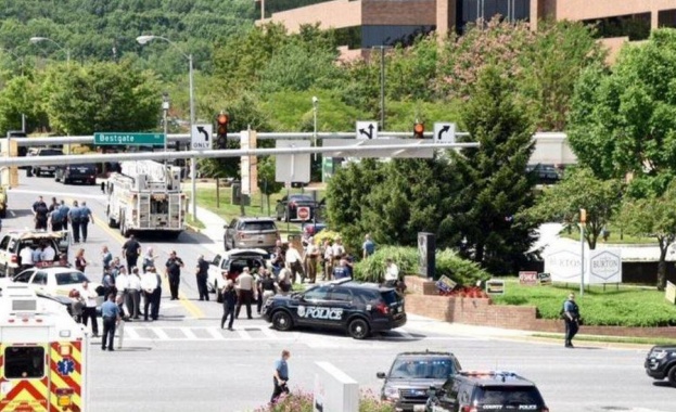 Шест души са загинали и над 20 са ранени при