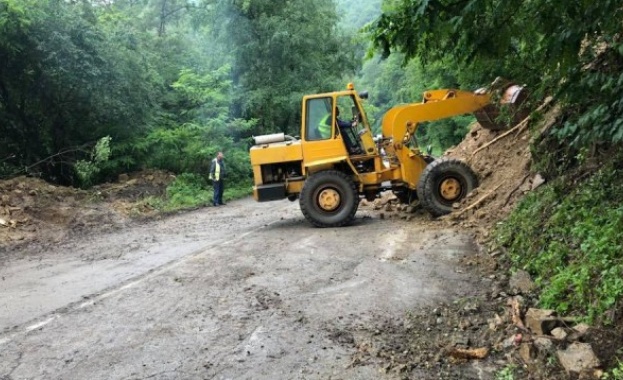 Свлачище на пътя София Самоков На около 7 км от Пасарел