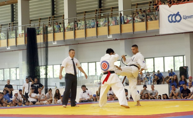 Над 1400 професионални каратисти състезатели инструктори и треньори по карате