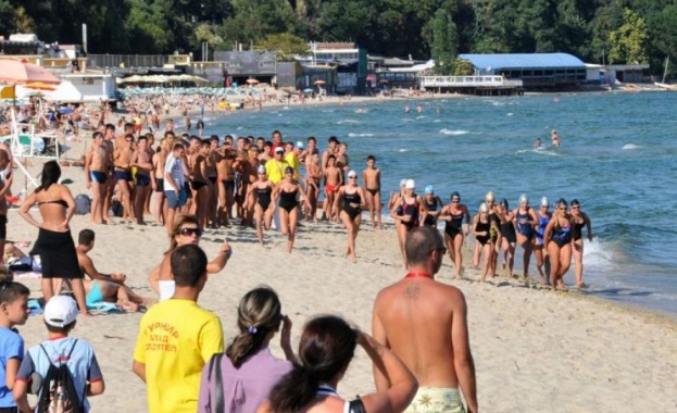 Вместо да гледат за удавници на някои плажове карат спасителите