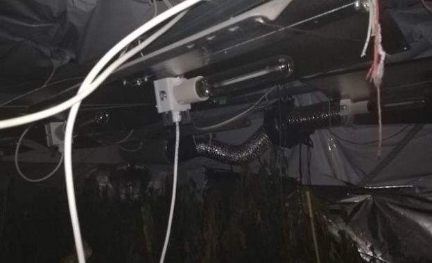 Двама мъже са задържани за разпространение и за производство на