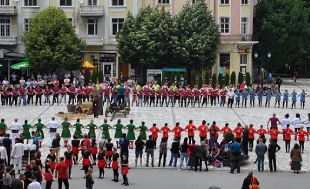 С много настроение и пъстрота на народни носии се проведе