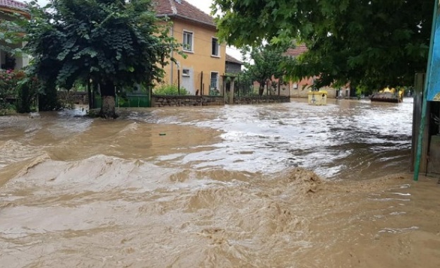 Екипи на службата за Гражданска защита започват днес изпомпването на