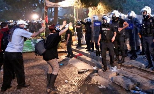 Със сълзотворен газ и палки полицията в Истанбул разпръсна снощи