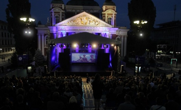 Истинска феерия от светлина танц мистика свещена история и хумор