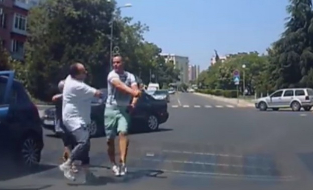 Грозни сцени от кръстовище в Бургас предизвикаха възмущение в социалните