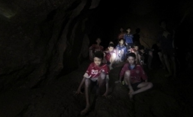 12 те момчета от тайландска футболна школа и техният треньор които