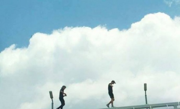 Стряскащ кадър на две момчета търсещи дозата адреналин по парапета