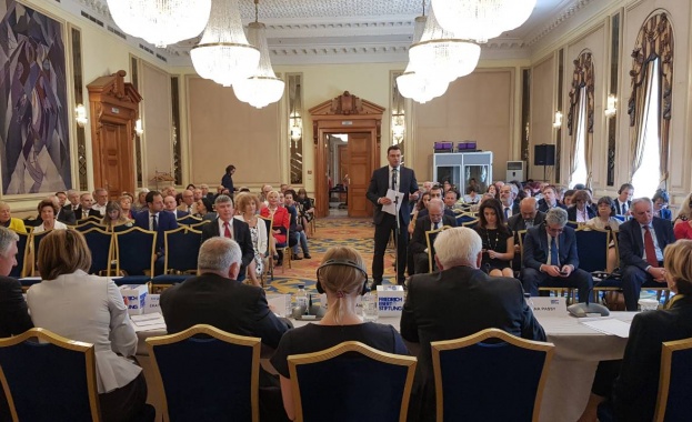 Колкото по шумни са декларациите и лозунгите за единство толкова по ясно