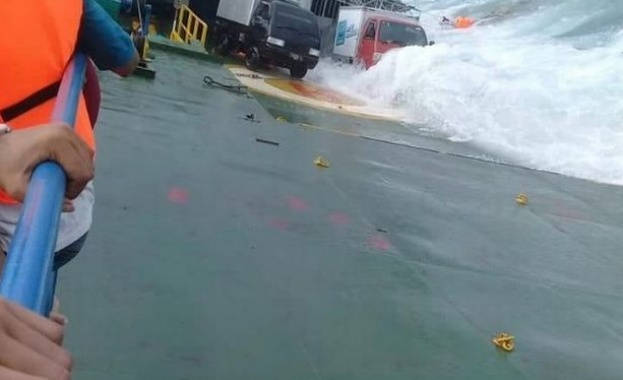 Кораб с близо 140 души на борда се преобърна край