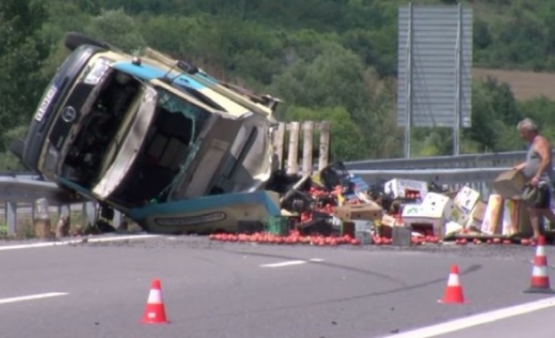 Товарен автомобил разпиля дини домати и череши на магистрала Струма