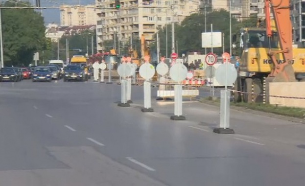 С пълна сила продължава ремонтът на кръстовището на булевардите България