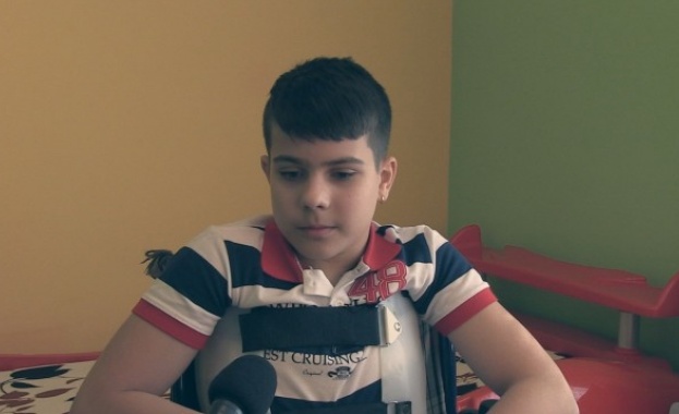 Момче в инвалидна количка ще лети в небето За 14 годишния