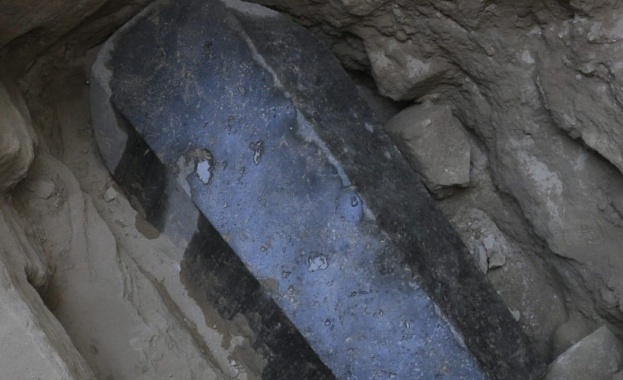 Египетски археолози откриха гранитен саркофаг с дължина 2 65 м за