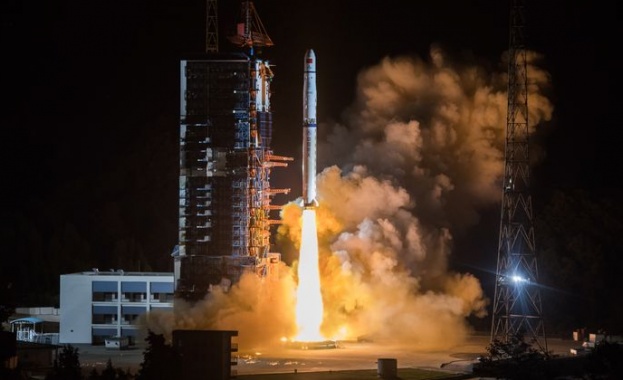 Китай разработва нова свръхтежка космическа ракета съобщава AFP Проектирано е