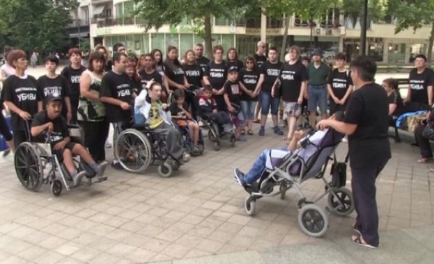 Разширява се протестът на майките на деца с увреждания