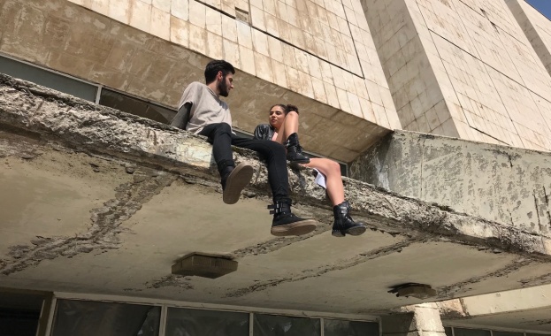 В основата й е танцът Бучимиш дал заглавието на