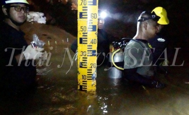 Спасителните екипи се надпреварват с времето за да извадят блокирания