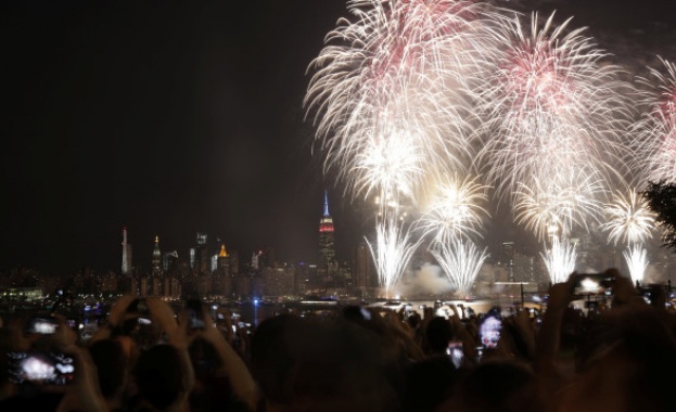 С барбекюта в задния двор и фойерверки американците посрещнаха Деня