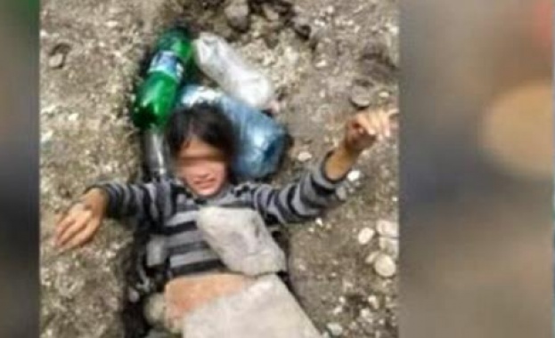 Една снимка на заровено живо дете породи редица въпроси Докъде