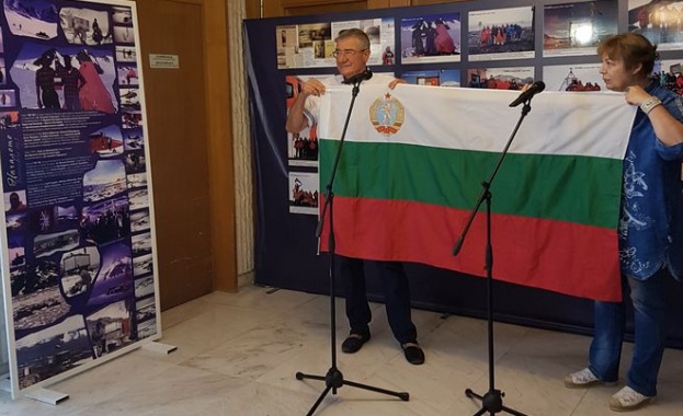 Председателят на Българския антарктически институт проф Христо Пимпирев дари днес