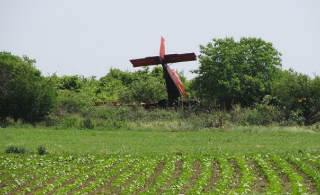 Селскостопански самолет падна в оризище на границата на Пловдивска и