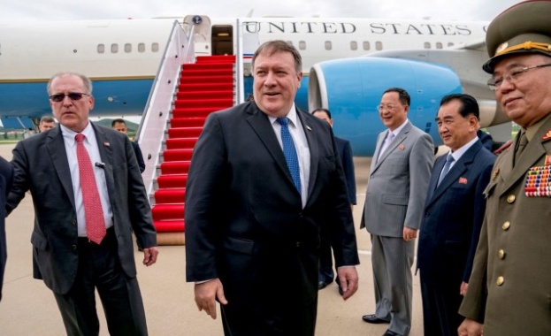 Американският държавен секретар Майк Помпео пристигна в Северна Корея предадоха